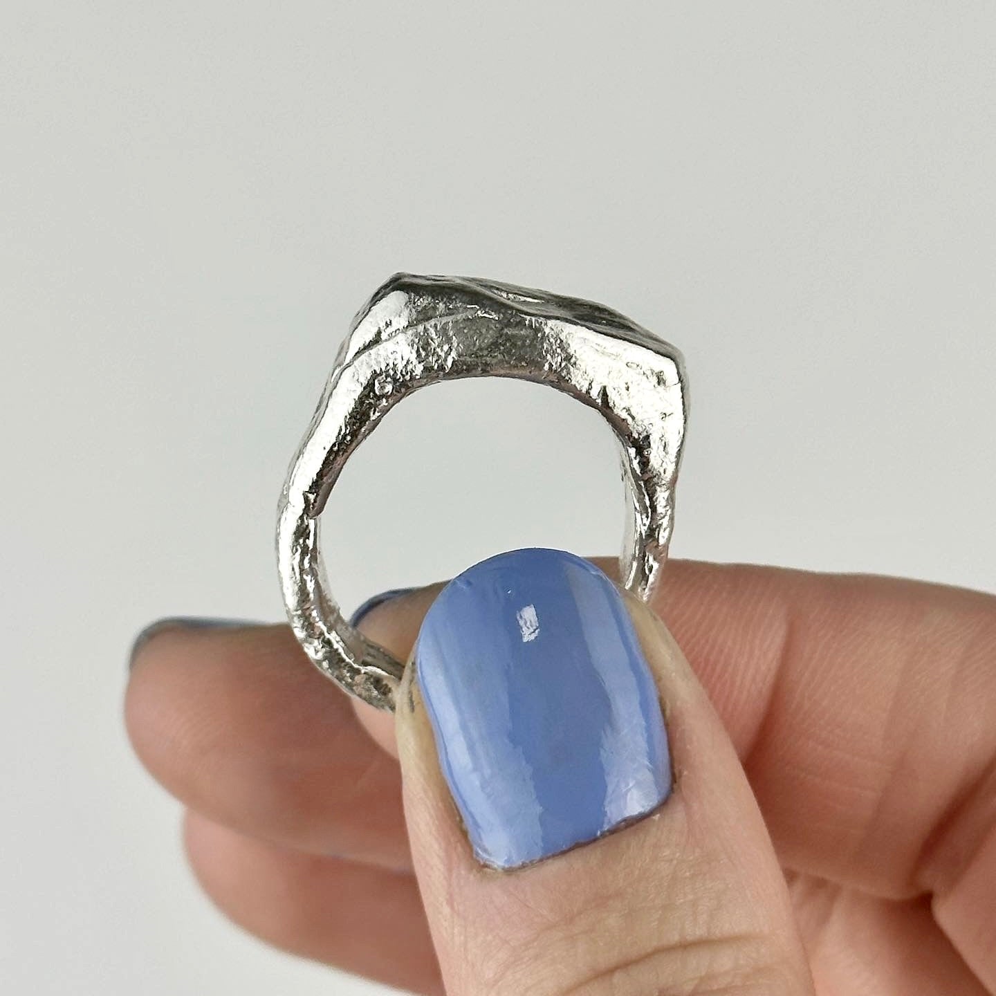 Bague signet en argent sculptée