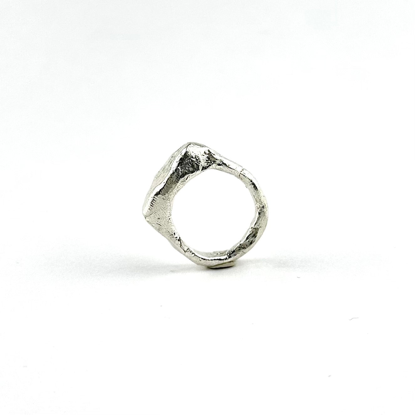 Bague signet en argent sculptée