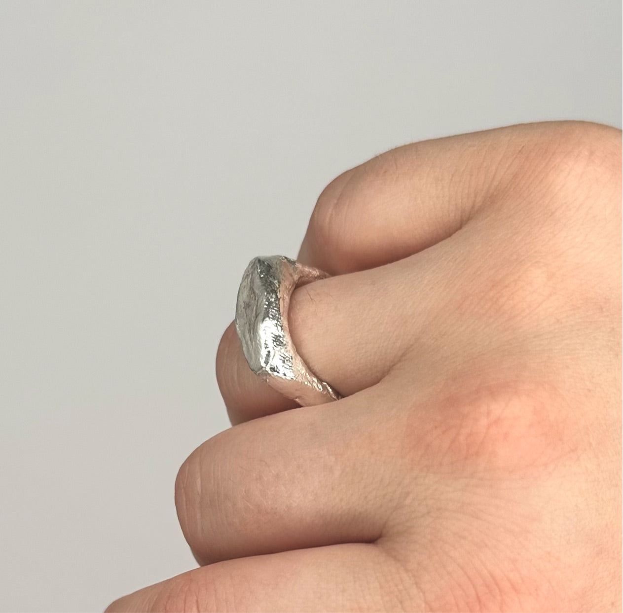 Bague signet en argent sculptée